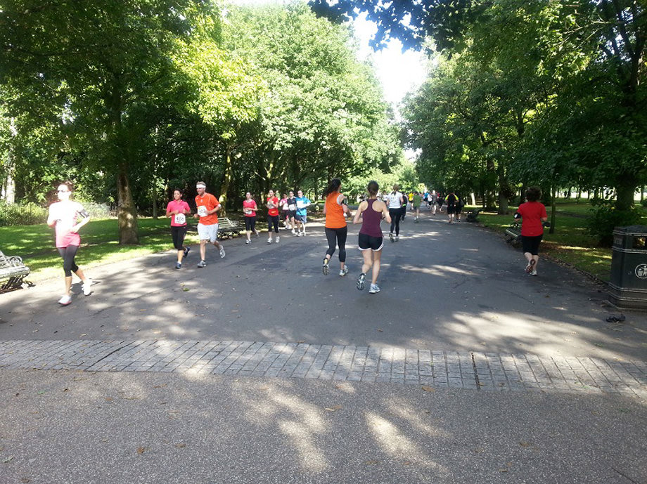 רצים בפארק, לונדון, הממלכה המאוחדת.