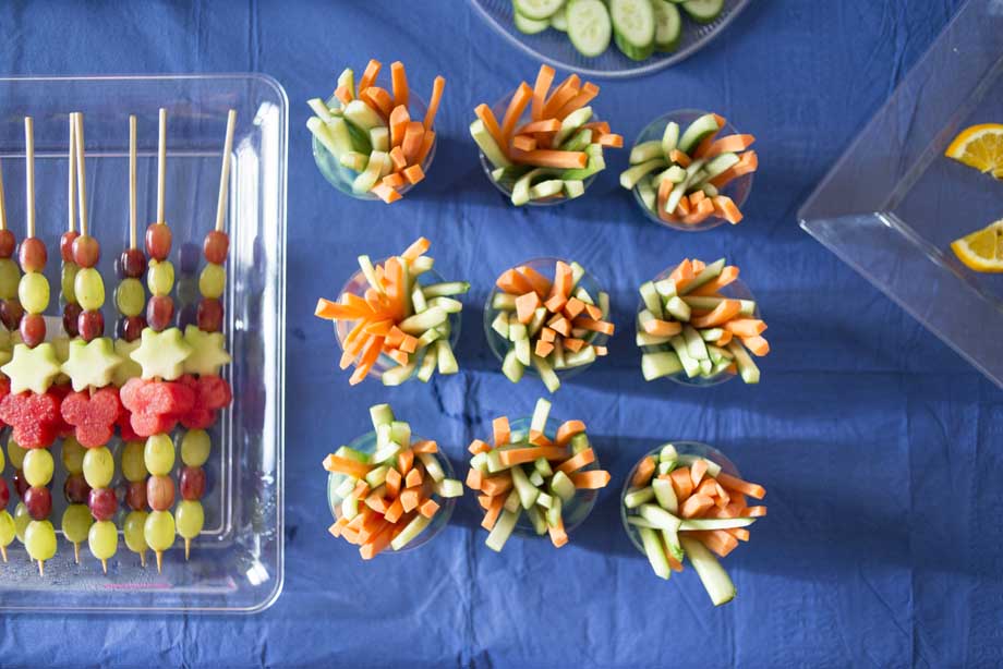 ירקות ופירות חתוכים בשלל צבעים. צילום: גל דרן