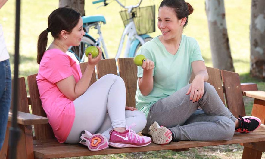 תזונה בריאה בגיל ההתבגרות- נערות אוכלות תפוחים