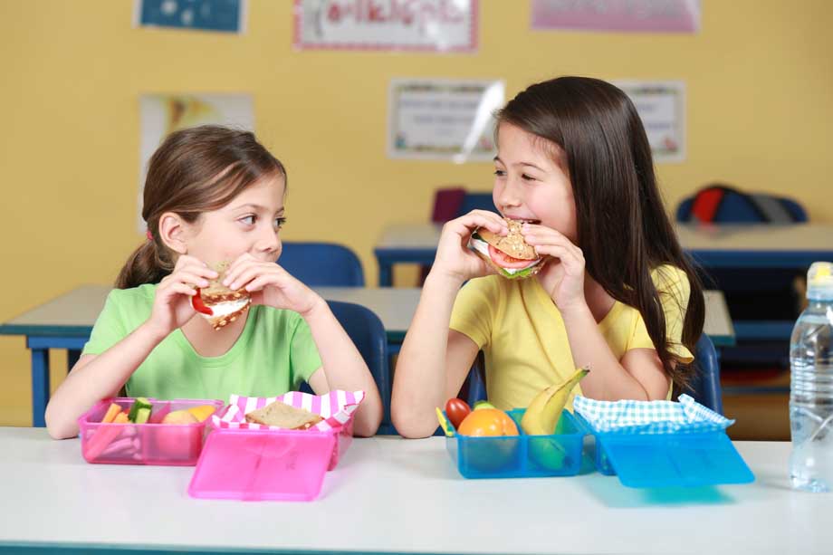 ילדות אוכלות כריכים בכיתה
